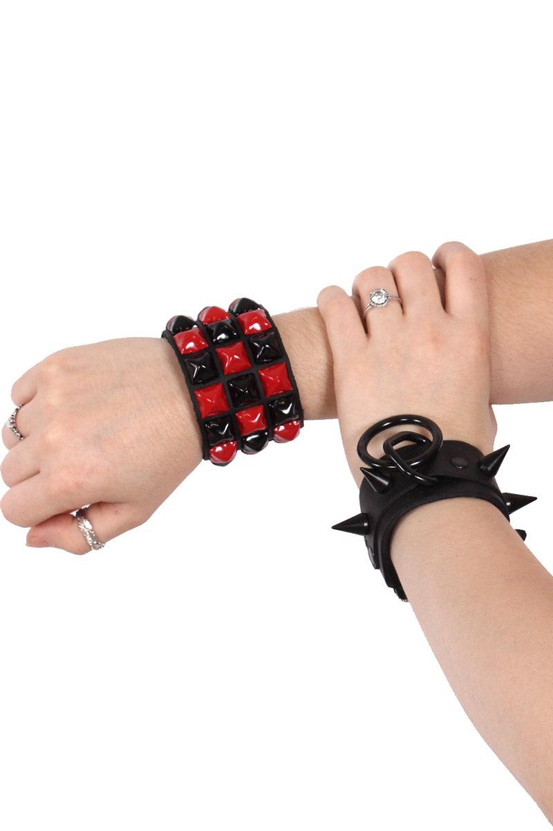 Punk Pyramid Stud Checkered Bracelet [RED/BLACK]